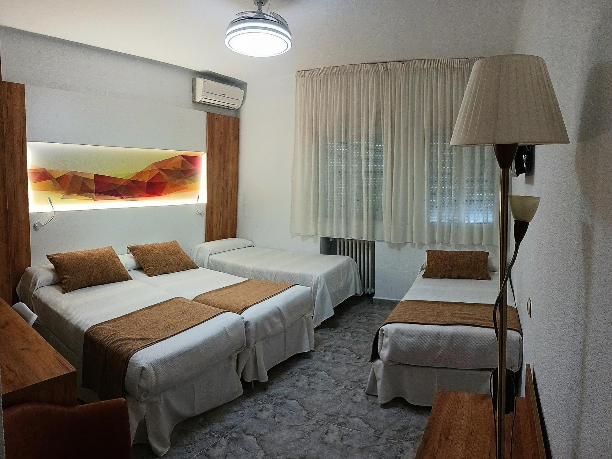 Hostal Real Plasencia Bagian luar foto