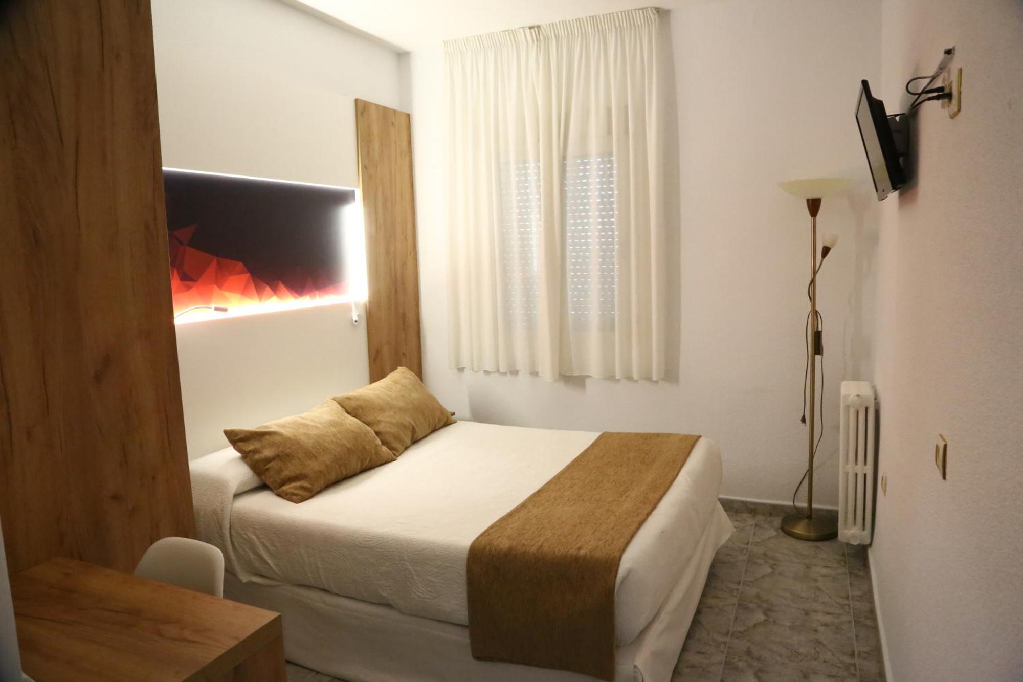 Hostal Real Plasencia Bagian luar foto